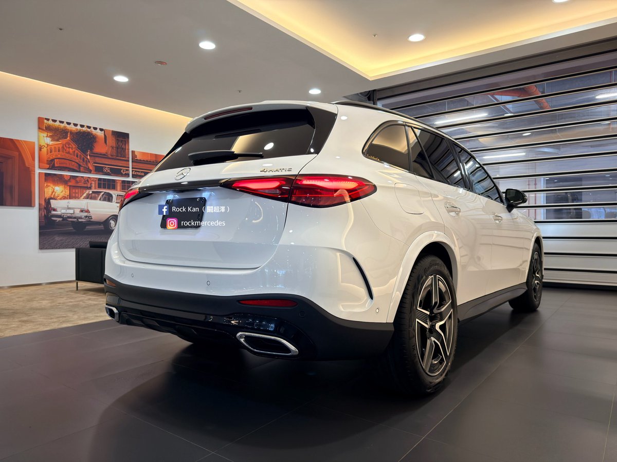 Mercedes_Rock's tweet photo. 🎊 全能豪華休旅 The GLC 吉日交車 🎊

霸氣十足的AMG Line套件和寬闊多層次的保桿造型，在光線陰影不同處時，與車身線條創造出了視覺滿滿的肌肉感💪💪💪

而車室內數位科技與豪華氛圍相得益彰，其精緻程度有如在遊艇中，不由自主沈浸其中😍

The Best or Nothing

#DynamicAllTheWay
#GLC #X254 https://t.co/XVK05EhKb2