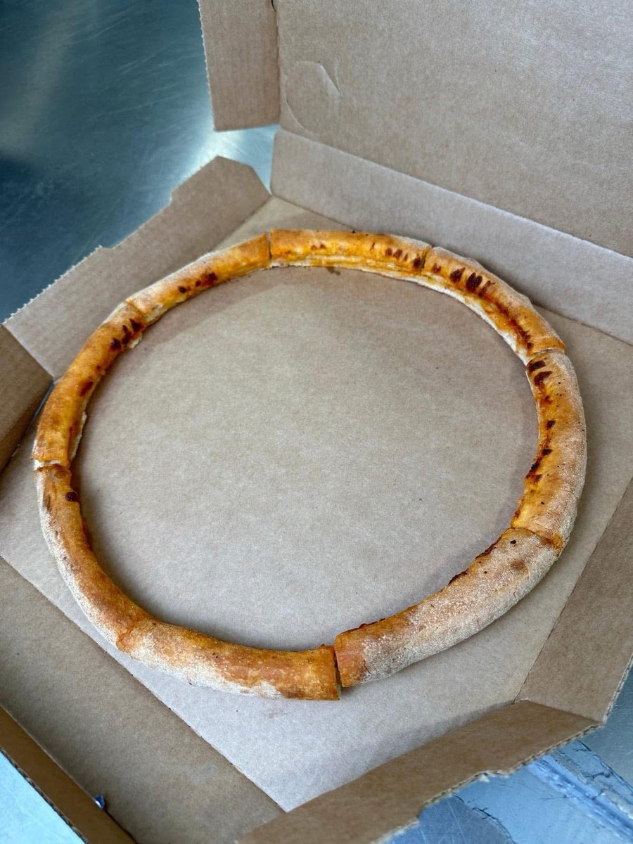 Dominos_UK's tweet photo. if the Newcastle squad was a pizza https://t.co/tLQx8zuq48