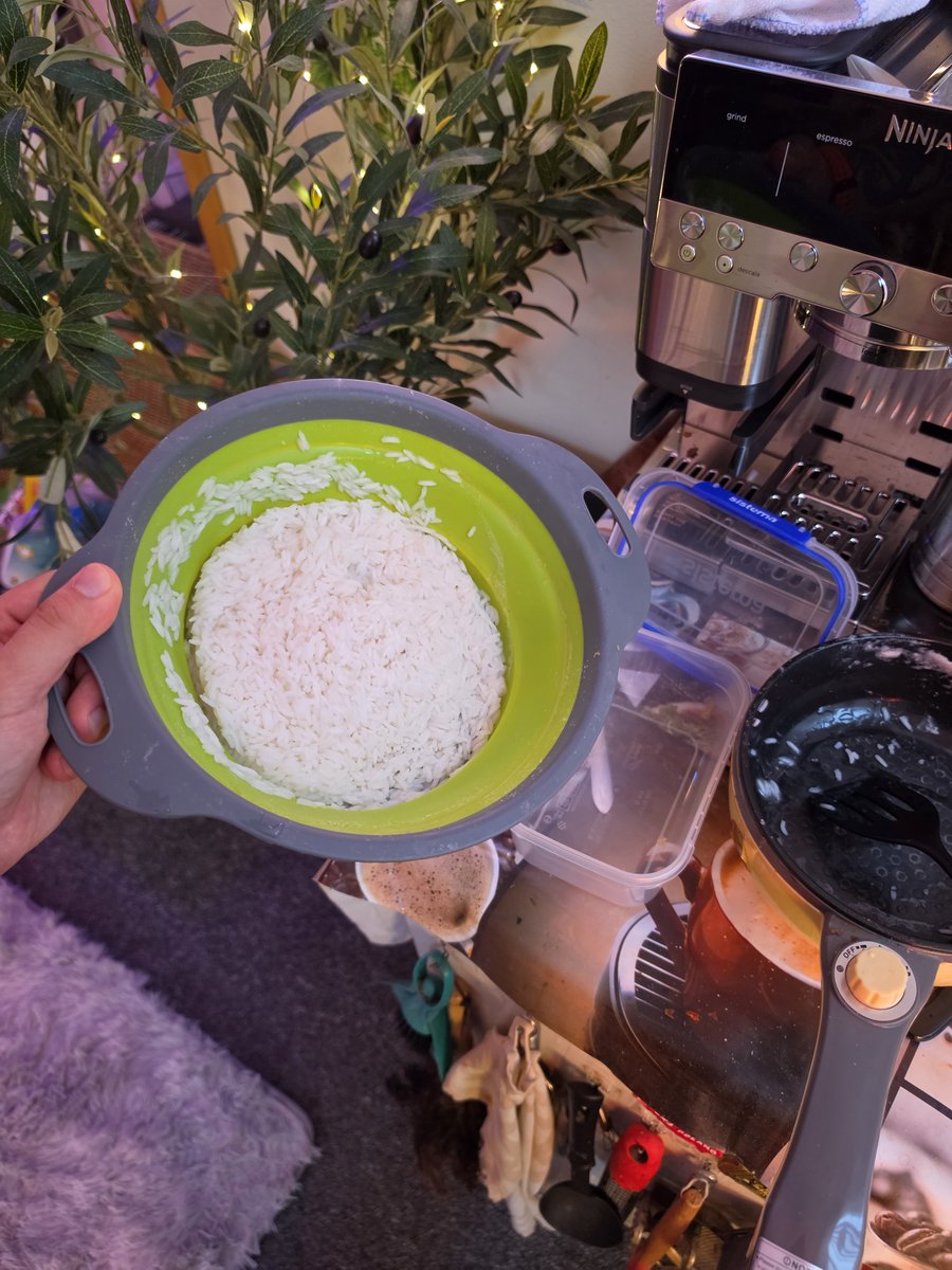 Sevscore's tweet photo. Ryż wraca przez kilka następnych dni do kuchni w safehousie 😅 co pierwsze zrobić? Tajskie zielone curry czy koreański gochujang rice bowl z wołowiną? Decyzję decyzję! 🍚 https://t.co/nb8KbZxSw4