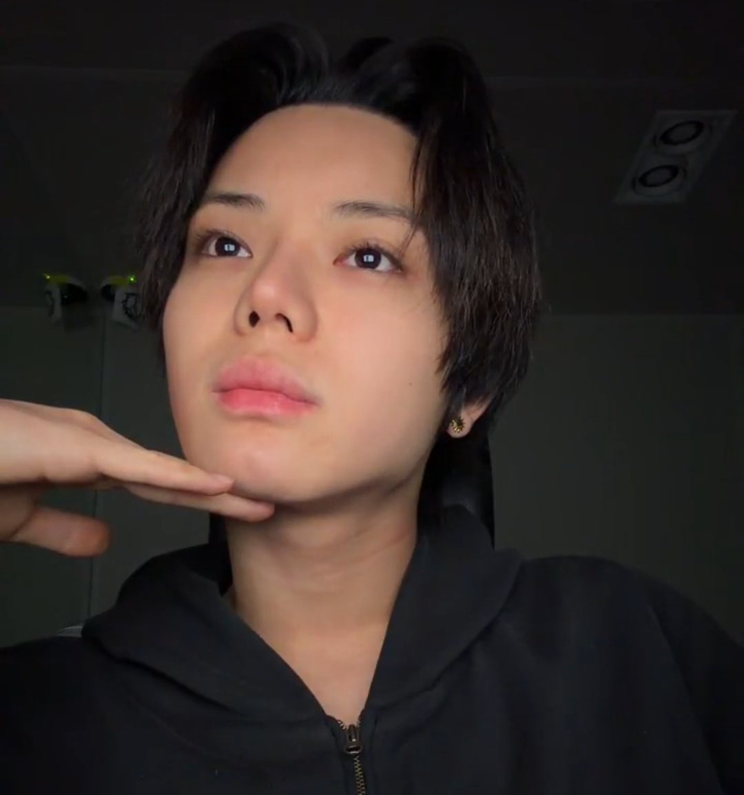 ohyul562k's tweet photo. his neverending centil pose :3 https://t.co/8uKXQTz7qF