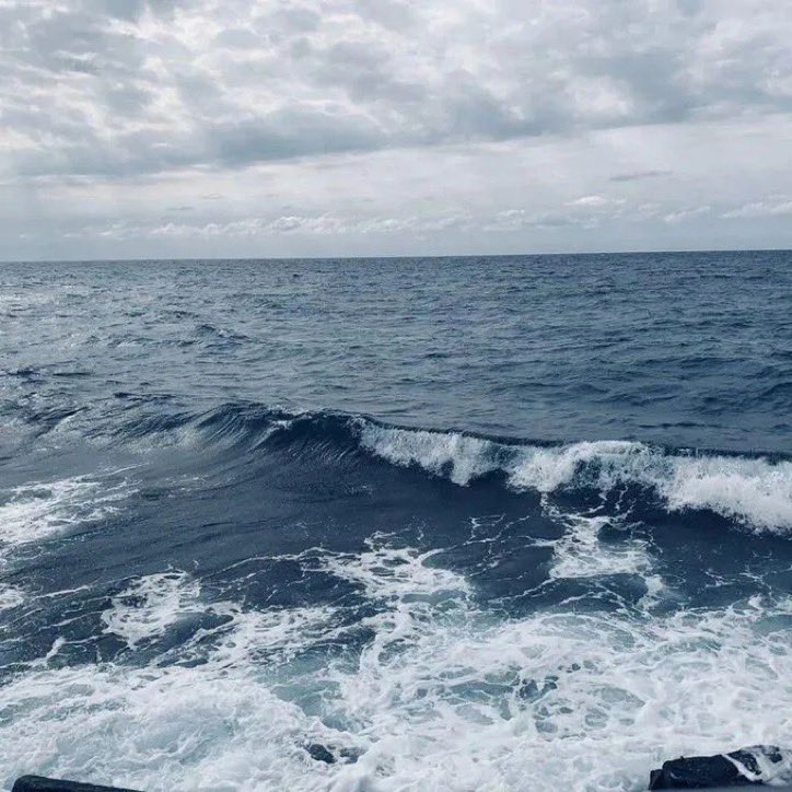lunecrumbss's tweet photo. the sound of the waves https://t.co/39TM8ddFmN