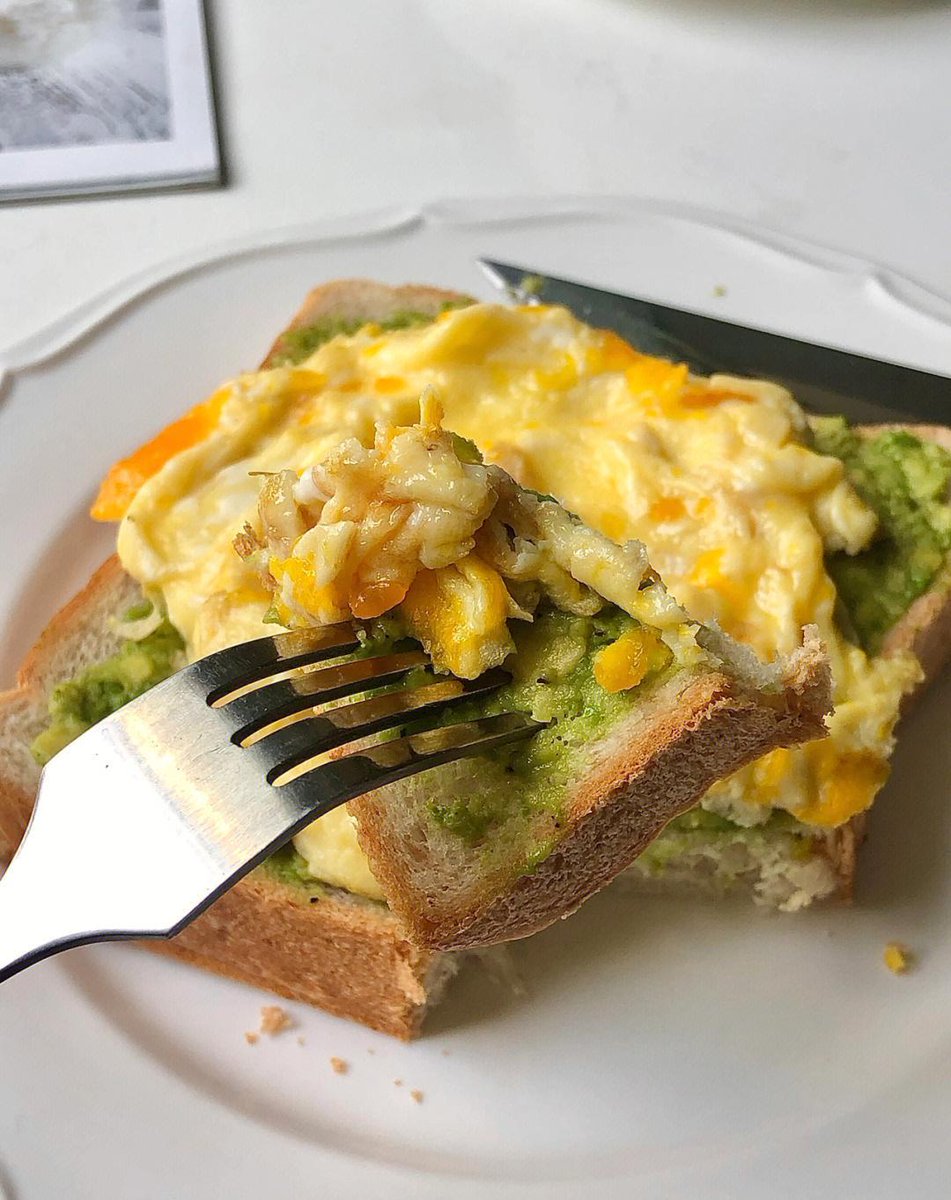 SharonHubbighn's tweet photo. Just found the best hidden avocado toast spot in town—crunchy sea salt, zesty lime, and perfectly runny yolk Chef’s kiss 10/10 brunch win https://t.co/nXeI7T2C6a