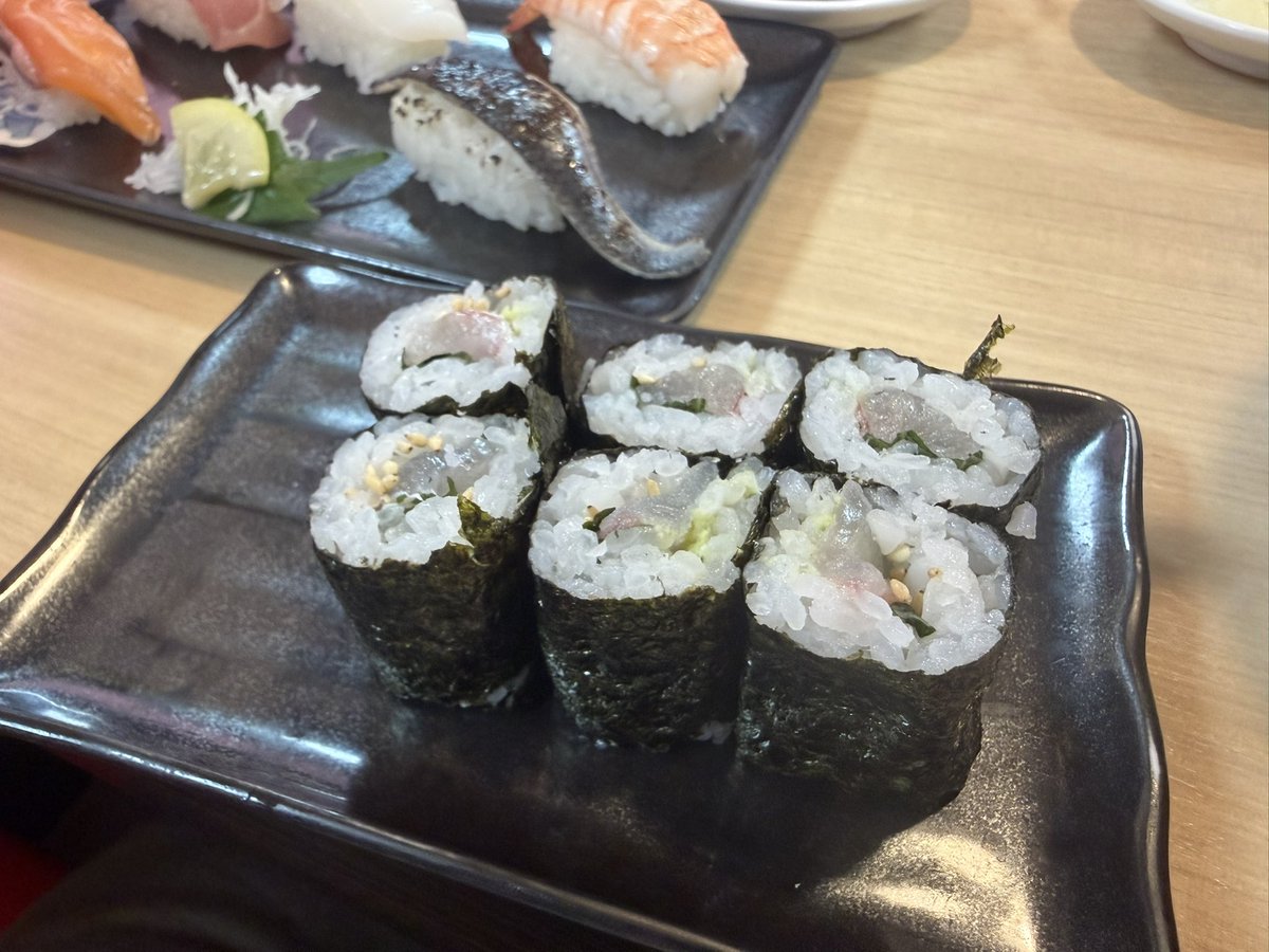 hesonohito's tweet photo. 健康診断のあとに若竹丸さんで遅めのランチ。しっかり辛くて濃厚な担々麺は、果たしてお寿司に合うかどうかは別としてちょうど良くって好きなのよ。寿司5点盛りに白鉄火もつけて満足。 https://t.co/DhtBCgDPws