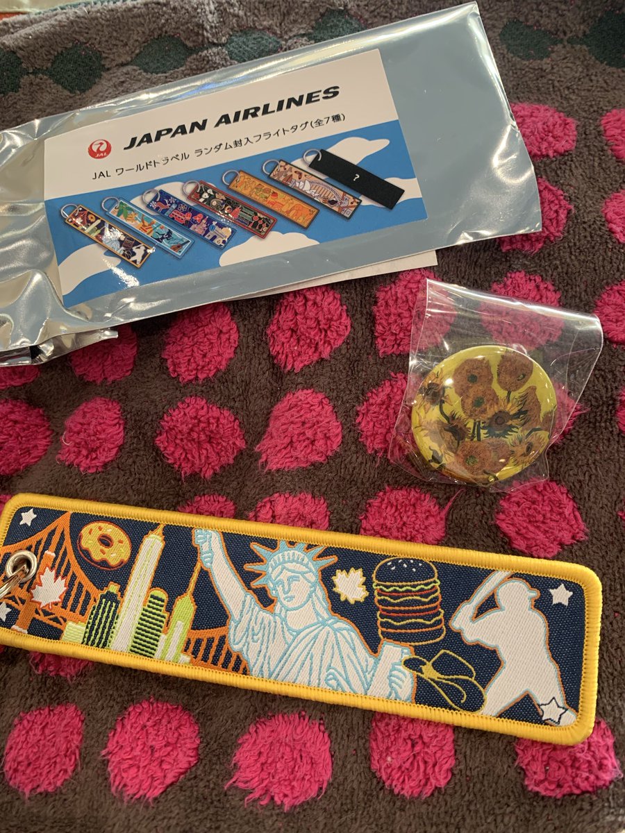 HoshiDATE_love's tweet photo. ゴッホ展の代わりに近くにあったガチャ回した(笑)
あと欲しいなと思ってたJALのランダムエアタグも買えました😊
空港で即開封！
缶バッチが🌻、エアタグは🇺🇸でした✨ https://t.co/Oe2Qoriuhn