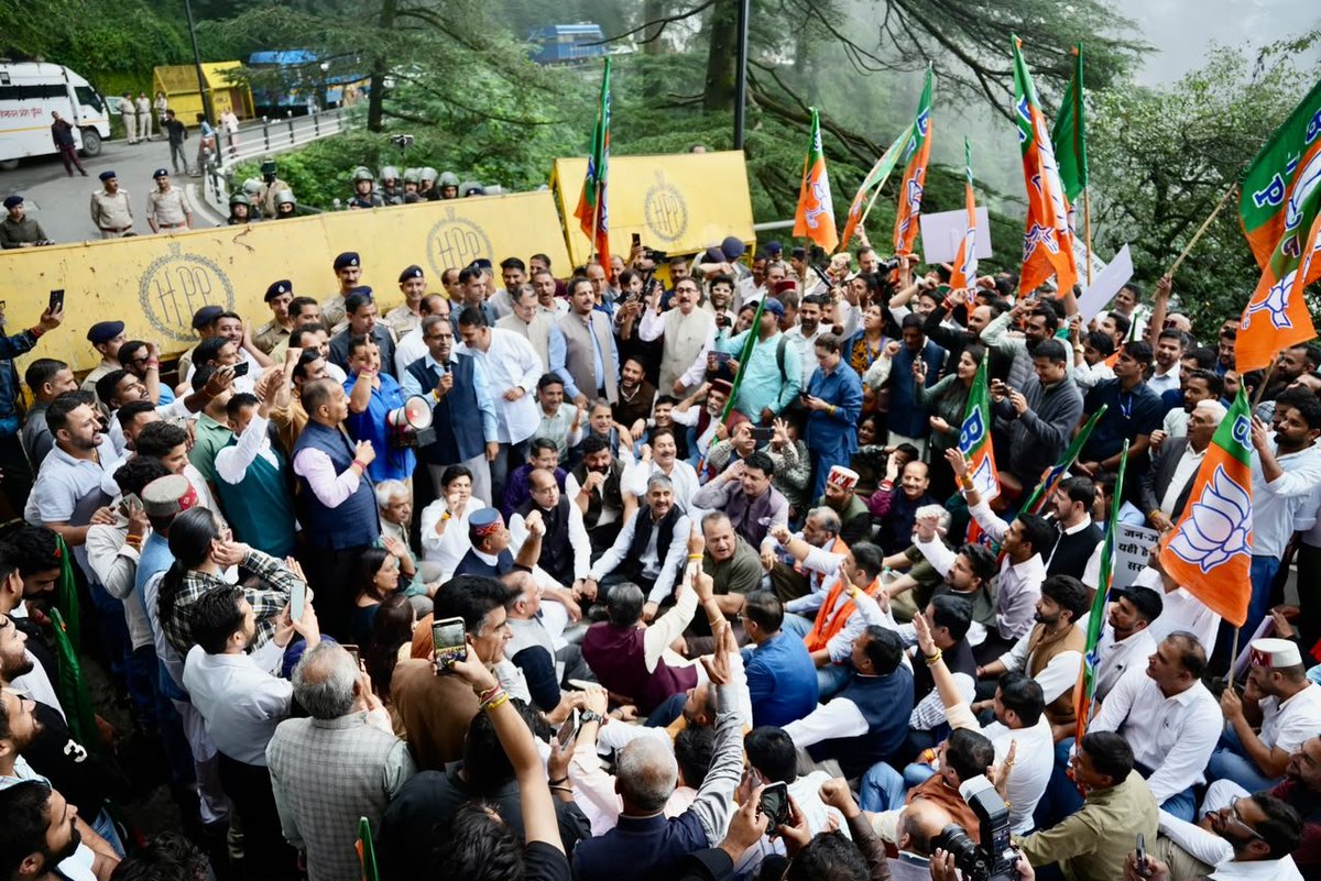 AshishSharmaHmr's tweet photo. झूठे मुकद्दमे दर्ज करने वाली प्रदेश कांग्रेस सरकार के खिलाफ आज शिमला में आयोजित धरना प्रदर्शन में भाग लिया।

जय श्री राम 🚩 
हर-हर महादेव 🚩

#MLA_हमीरपुर #AshishSharma #BJPHamirpur https://t.co/kO8PbQoVam