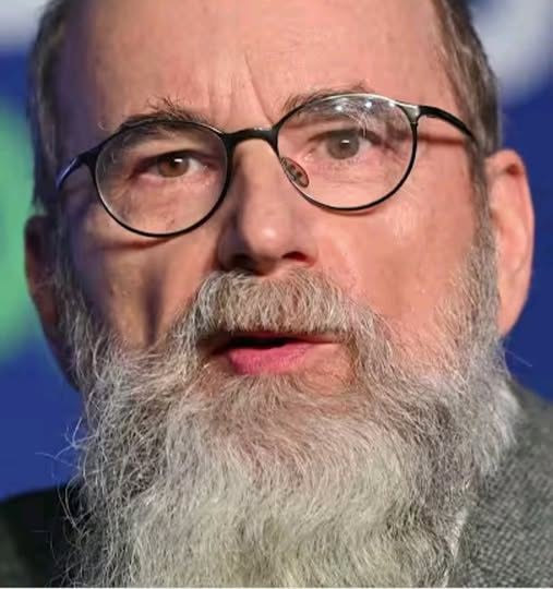 Darekbrzoza's tweet photo. "Z szafy Lesiaka wyciągnęliśmy dokumenty, które nie pozostawiają złudzeń. W latach 1992–1993, gdy Jan Rokita był szefem URM w rządzie Suchockiej, UOP pod kierownictwem Lesiaka przygotowywał i prowadził konkretne działania dezintegracyjne przeciwko prawicy – przede wszystkim przeciw Porozumieniu Centrum Jarosława Kaczyńskiego. Notatki o „czynnościach operacyjnych mających na celu dezintegrację prawicowych, radykalnych ugrupowań”, 21-punktowe wytyczne dotyczące rozpracowania Kaczyńskiego (życie prywatne, finanse, kompromaty), wykorzystanie agentury i dezinformacja – to nie teoria, tylko papiery, które sąd uznał za przekroczenie uprawnień i realne rozbijanie legalnych partii. Rokita był wtedy jedną z najważniejszych osób w państwie. Tłumaczenia, że „nic nie wiedział” i „nie odpowiadał za służby”, brzmią dziś jak wykręty.
I nagle ten sam Rokita pojawia się na grillu Mateusza Morawieckiego – wydarzeniu, które jest jawnym aktem rozłamu w PiS i osłabiania jedynej realnej siły w Polsce mogącej odsunąć Tuska od władzy. Zasiada w panelu „Quo Vadis Polsko?”, uśmiecha się, komentuje, legitimizuje - mówi, że Ukraina może gloryfikować ludobójców.
Rokita, powiedz wprost: znów zamierzasz rozbijać polską prawicę? To twoja inspiracja, czy realizowane zadanie? Bo historia z szafy Lesiaka uczy, że tam, gdzie pojawiasz się przy rozłamach i osłabianiu prawej strony, kończy się to zwykle dla niej najgorzej." 
za Dariusz Matecki