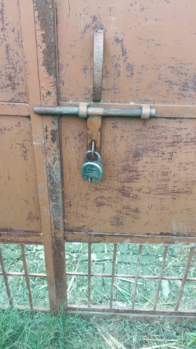 RohitGangw24736's tweet photo. ग्राम सतोइया (फतेहगंज पश्चिमी, बरेली) की गौशाला में ताला बंद है और अंदर बीमार गौवंश तड़प रहे हैं। एक गौमाता का पेट फूला है और नंदी गंभीर रूप से बीमार हैं। पशु चिकित्सा विभाग की यह लापरवाही अस्वीकार्य है। तत्काल संज्ञान लें। @DMBareilly @CDOBareilly @bareillypolice https://t.co/8HLkbeO1LY