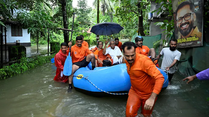 IndiaToday's tweet photo. 𝐊𝐞𝐫𝐚𝐥𝐚 𝐟𝐥𝐨𝐨𝐝𝐬 𝐰𝐨𝐫𝐬𝐞𝐧 𝐚𝐬 𝐡𝐞𝐚𝐯𝐲 𝐫𝐚𝐢𝐧 𝐜𝐨𝐧𝐭𝐢𝐧𝐮𝐞𝐬, 𝐬𝐜𝐡𝐨𝐨𝐥𝐬 𝐬𝐡𝐮𝐭 𝐢𝐧 𝟏𝟎 𝐝𝐢𝐬𝐭𝐫𝐢𝐜𝐭𝐬
Read more: https://t.co/tRNpfAZ1FQ
#Kerala #KeralaFloods #SchoolsShut https://t.co/DaWUcCaghV