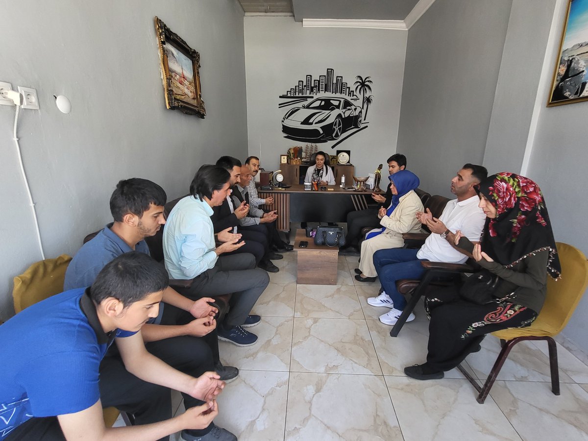 Ruken_Kilerci's tweet photo. 📍 Taşlıçay

İl Başkan Yardımcımız Emrah Yıldırım, Taşlıçay İlçe Başkanımız Ümit Deniz ve teşkilat mensuplarımız ile birlikte, önceki dönem Taşlıçay Belediye Başkanımız İsmet Taşdemir'in kıymetli amcasının vefatı dolayısıyla taziye ziyaretinde bulunduk.

Merhuma Allah'tan rahmet, başta Taşdemir ailesi olmak üzere tüm yakınlarına sabır ve başsağlığı diliyorum. 

Mekânı cennet, makamı âli olsun.

@Dtilhamiyildiz @akpartiagrii @umitdeniz04 @akpartitaslicay