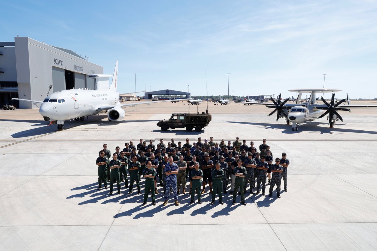 JASDF_adc_pao's tweet photo. Personnel operating the #E2D at #PitchBlack2026 conducted an exchange with the 🇦🇺E-7 unit, a fellow airborne early warning unit.
Led by the Commander of the AEW, #JASDF shared insights with the 🇦🇺and strengthened cooperation🇯🇵🤝🇦🇺
#StrongerTogether
#ExPitchBlack https://t.co/7scesLWpwg