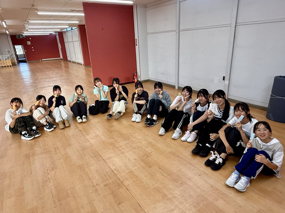 ringomusic_ao's tweet photo. 2週間に渡って舞台「#ヒロロ学園物語」の稽古場としてお借りしていた場所をきれいにお掃除しました！終わったあとは杉浦さんにご馳走していただいたアイスをいただきました！明日からはいよいよ小屋入りしての稽古です！
本番まであと3日❗️
頑張ります👍 https://t.co/V0JuJEaVME