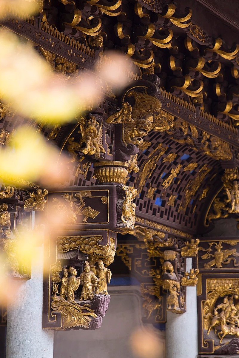 CarolyneCa58787's tweet photo. Hidden among the beams and pillars, a stunning ancient wooden building with carvings that have stood for centuries. https://t.co/KVG5hG9bNd