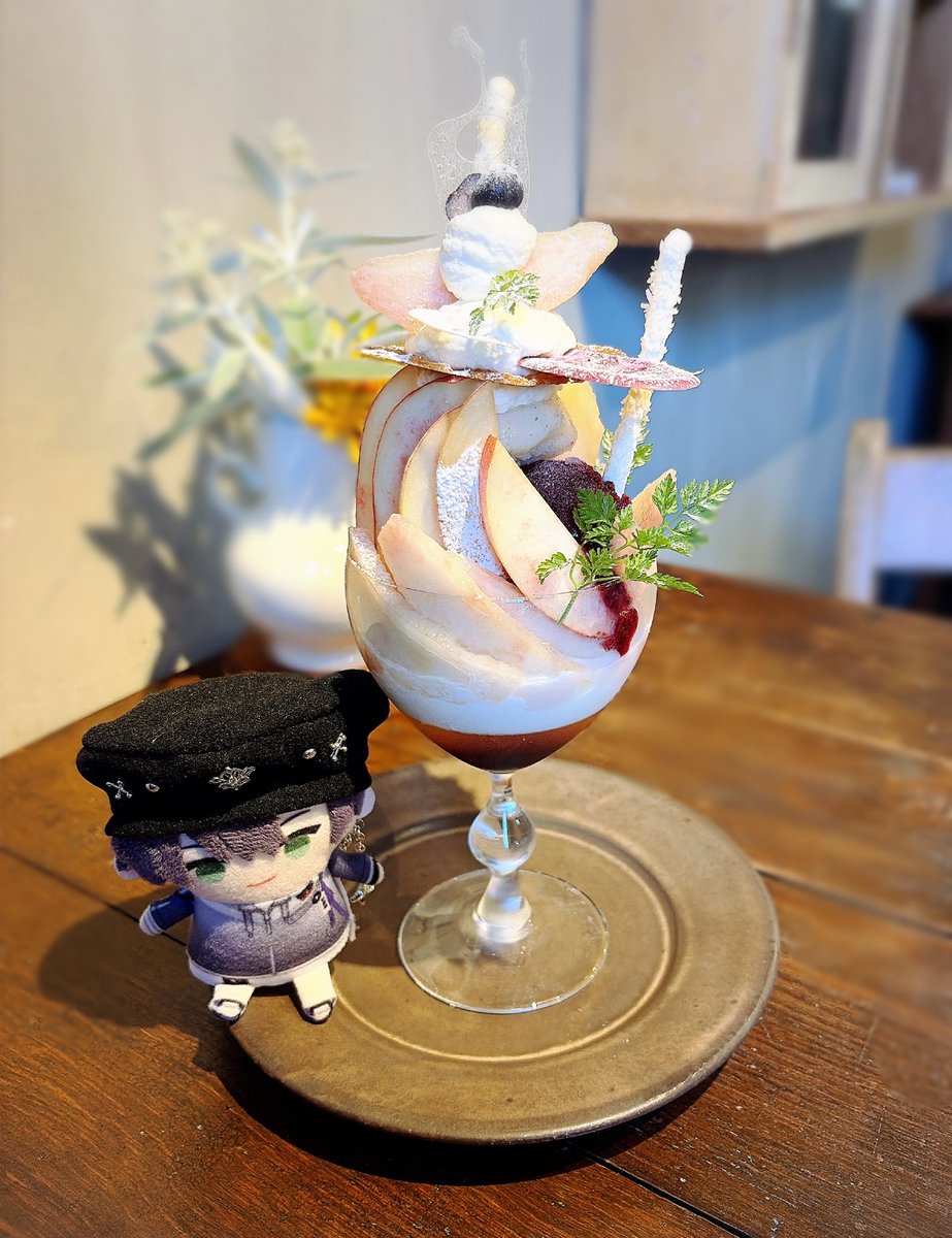 こちらのお店のパフェはねもうね、芸術なのですよ…🍑