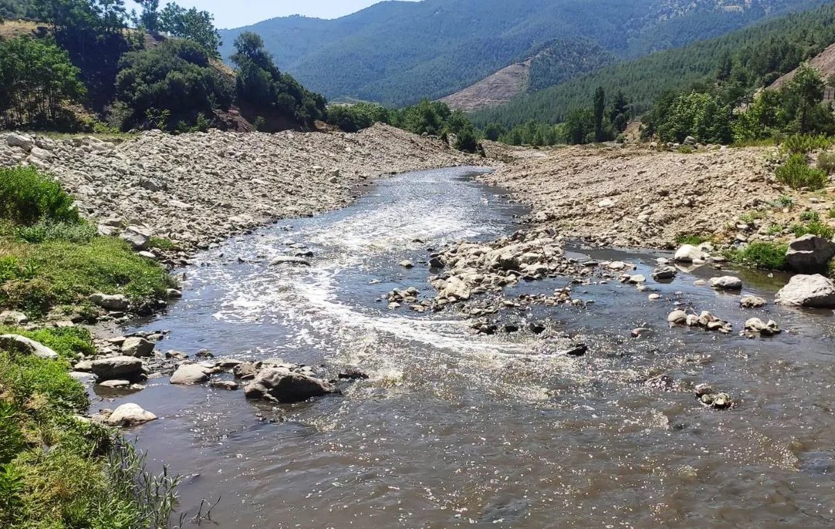 YusufYavuz3's tweet photo. Plastik mikro; ağır kirlilik makro: Antalya’nın bütün suları kirlilik alarmı veriyor!

Antalya Su Havzası’nda yüzey ve yeraltı sularında ürkütücü kirlilik tablosu: Sorun sadece plastik kirliliği değil, denize ulaşan tüm havza suları ağır bir kirlilik tehdidi altında…
⬇️ https://t.co/FMXIWwZwh1