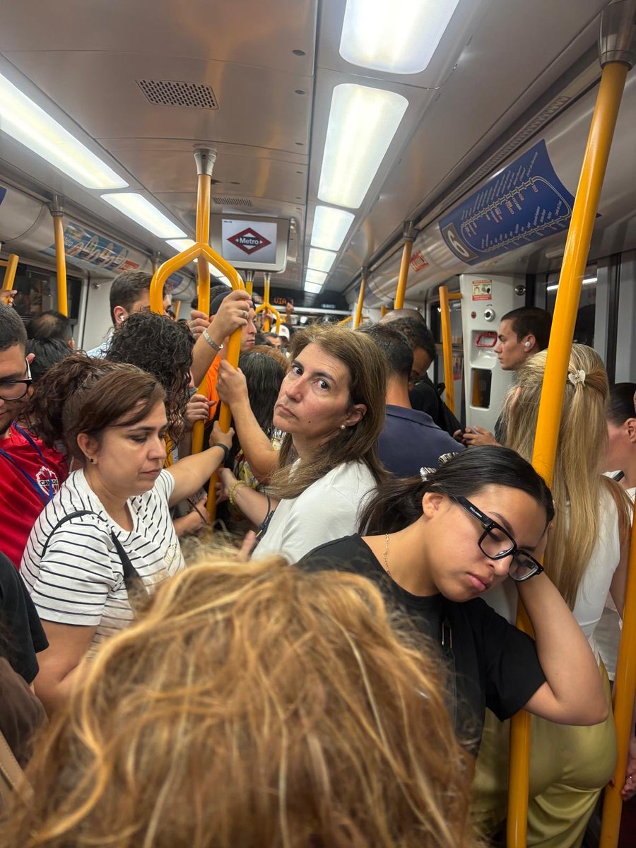 psoe_m's tweet photo. Agosto en Madrid, siete de la mañana en la L6 de metro y ya está así. Enlatados, asfixiados y agolpados con esperas interminables en el andén. 

En el ático de lujo que nos ha costado 6 millones de euros con terraza de 200 metros cuadrados problemas de espacio seguro que no hay. https://t.co/9Reie52QH0