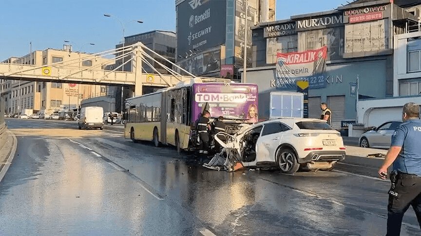 meattingmedya's tweet photo. SON DAKİKA | D-100 kara yolu Edirne istikametinde, sürücüsünün ismi henüz öğrenilemeyen otomobil, İstanbul'un Küçükçekmece ilçesi Sefaköy mevkiinde İETT otobüsüne arkadan çarptı.

Kazada, sürücü ile otomobilde bulunan Gökhan Gaş ve Nazlı Cesur araçta sıkıştı.

İhbar üzerine bölgeye sağlık, polis ve itfaiye ekipleri sevk edildi. Polis, çevrede güvenlik önlemi alırken, D-100 kara yolu Edirne istikameti trafiğe kapatıldı.

İtfaiye ekiplerinin müdahalesiyle bulundukları yerden çıkarılan 3 kişi, kaldırıldıkları hastanede müdahalelere rağmen kurtarılamadı.