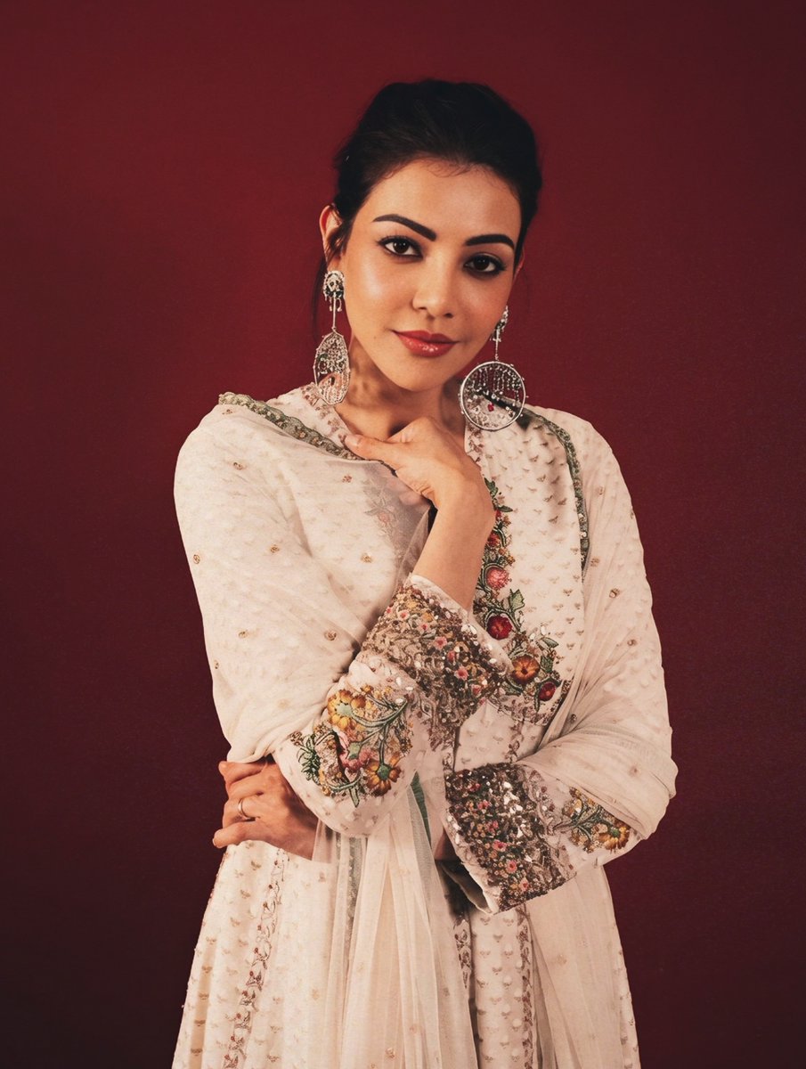 telugufilmnagar's tweet photo. Every frame is a perfect blend of beauty and grace. #KajalAggarwal looks absolutely stunning in this elegant traditional avatar 🤍😍

#TheIndiaStory #TeluguFilmNagar https://t.co/sGexLmFhlM