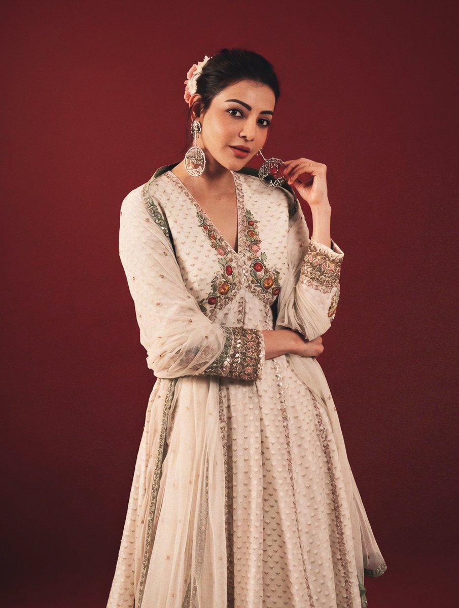 telugufilmnagar's tweet photo. Every frame is a perfect blend of beauty and grace. #KajalAggarwal looks absolutely stunning in this elegant traditional avatar 🤍😍

#TheIndiaStory #TeluguFilmNagar https://t.co/sGexLmFhlM