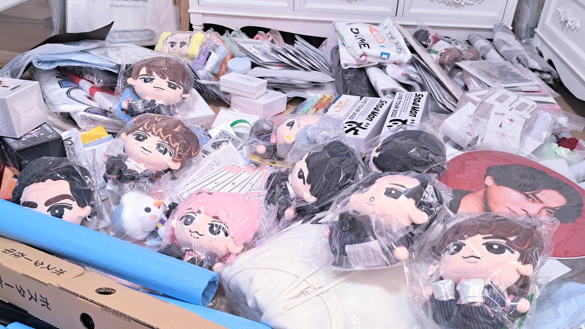h_1006_2001's tweet photo. ひとまず全部出した！
グッズの海で泳ぐすのチル。 https://t.co/NR7toZDvip