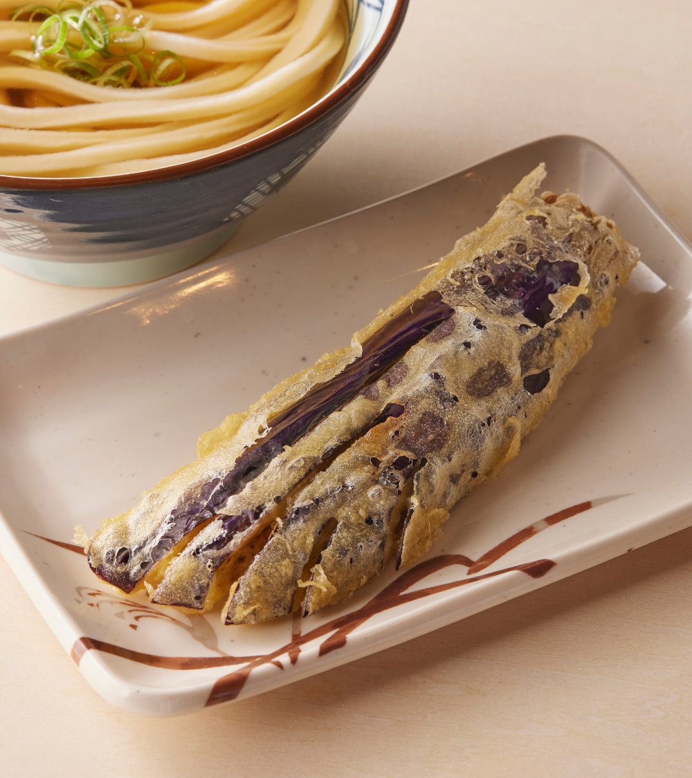 UdonMarugame's tweet photo. ＼8月の季節限定商品のご紹介🌞／

今月は、
🥢ピリリとした味わい 『紅しょうが串』
🐟ふわっとした身の 『いとより天』
🦀食べ応えのある 『ジャンボカニカマ』
🍆とろっとやわらか『長なす天』
が登場しています✨

どの天ぷらを食べてみたいですか？ #丸亀製麺 https://t.co/qhkOaXvkZI