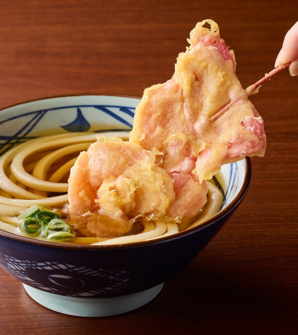 UdonMarugame's tweet photo. ＼8月の季節限定商品のご紹介🌞／

今月は、
🥢ピリリとした味わい 『紅しょうが串』
🐟ふわっとした身の 『いとより天』
🦀食べ応えのある 『ジャンボカニカマ』
🍆とろっとやわらか『長なす天』
が登場しています✨

どの天ぷらを食べてみたいですか？ #丸亀製麺 https://t.co/qhkOaXvkZI