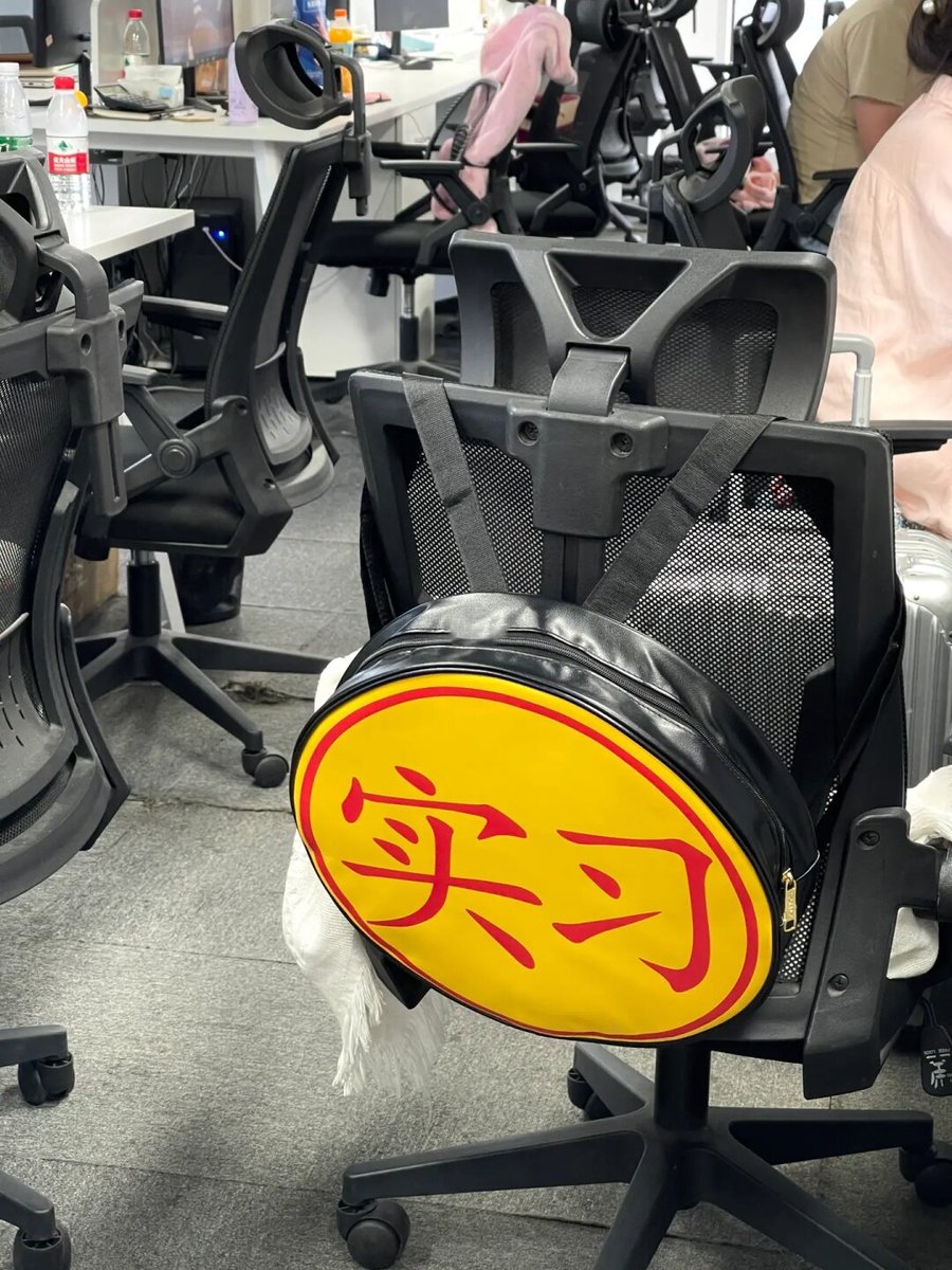 AdkarPoorva's tweet photo. Just caught my intern trying to "productivity hack" by arranging their desk in the exact shape of a cat. The only thing working faster than this chaotic plan is my laugh—Monday goals unlocked. https://t.co/7OrPAppJrA