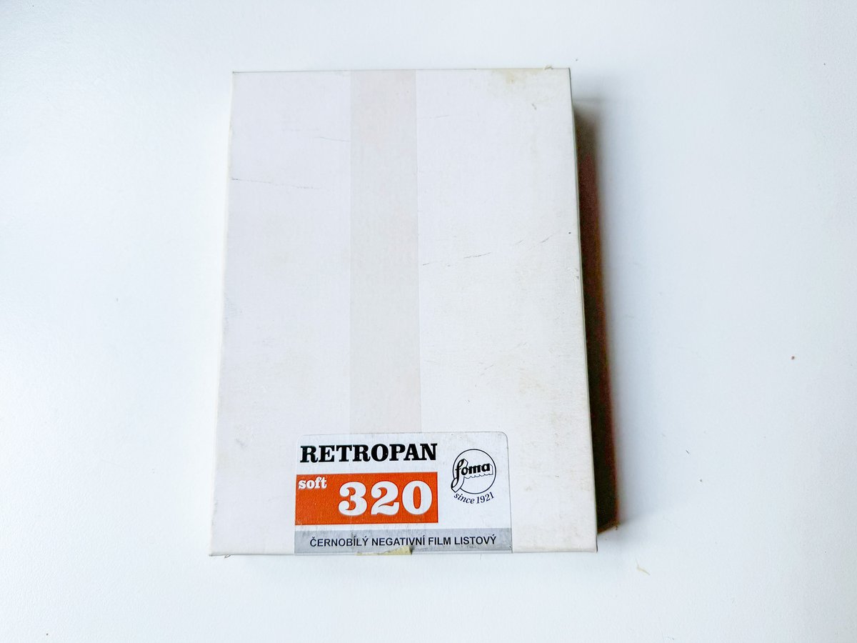 realbeck's tweet photo. Aus dem Wald kommen Schüsse, Regen zieht auf, aber es soll nicht lange dauern. Gestern kam die Packung Ersatzfilm an. Vielleicht komme ich später schon zu ersten Aufnahmen. #schweden #4x5film #largeformatphotography #retropan https://t.co/QV5W7gNrTS