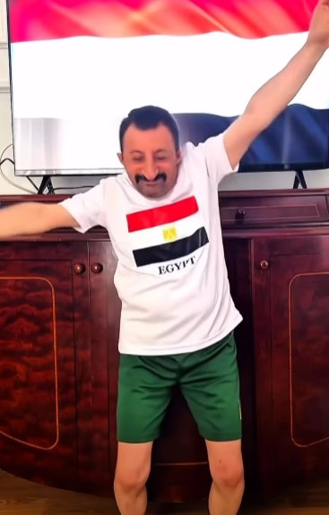 Yallakoranow's tweet photo. كوكسال بابا يحتفل بانضمام صلاح إلى طرابزون بطريقته الخاصة 😅 https://t.co/bzKWycQ4m9