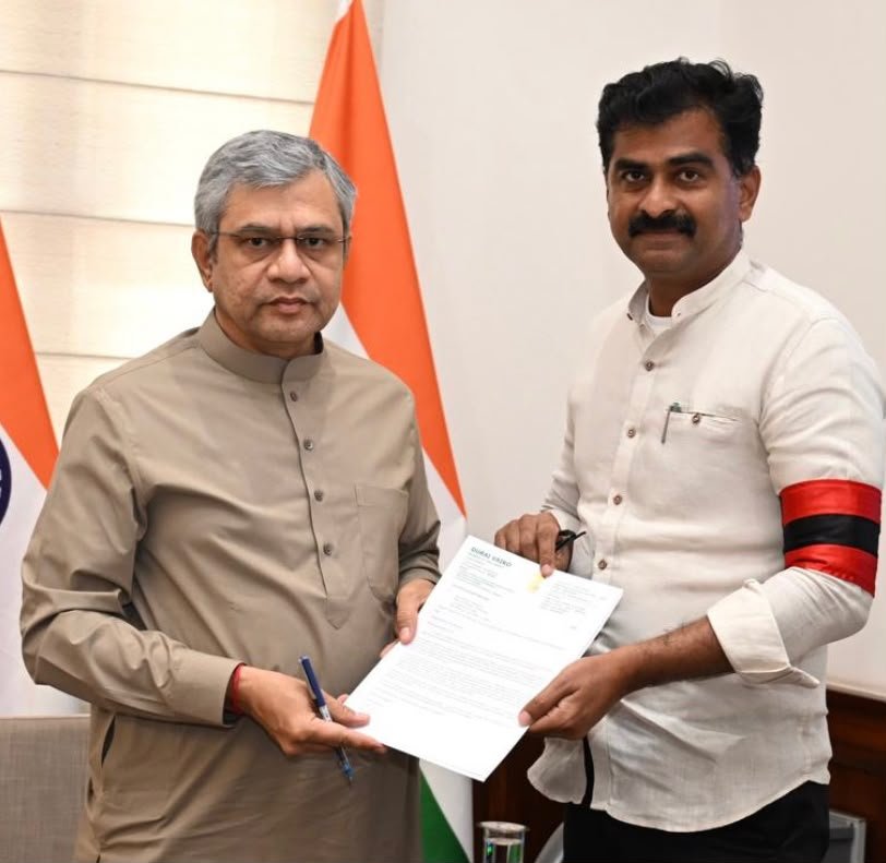 duraivaikooffl's tweet photo. இன்று (05.08.2026) மாண்புமிகு ஒன்றிய ரயில்வே அமைச்சர் திரு. அஸ்வினி வைஷ்ணவ் அவர்களை புதுடெல்லியில் உள்ள அவரது அலுவலகத்தில் சந்தித்து, எனது திருச்சிராப்பள்ளி நாடாளுமன்றத் தொகுதி மக்களின் நீண்டகால ரயில்வே கோரிக்கைகள் மற்றும் மத்திய தமிழ்நாட்டின் ரயில்வே இணைப்பை மேம்படுத்தும் நோக்கில் ஆறு முக்கிய கோரிக்கை மனுக்களை வழங்கினேன்.

முதலாவதாக, 07355/07356 ஹூப்ளி – இராமேஸ்வரம் சிறப்பு விரைவு ரயில் மற்றும் 06243/06244 மைசூரு – காரைக்குடி சிறப்பு விரைவு ரயில் ஆகியவை தொடர்ந்து அதிக பயணிகள் பயன்பாட்டைப் பெற்று வருவதால், அவற்றை நிரந்தர ரயில் சேவைகளாக மாற்றுமாறு கோரிக்கை வைத்தேன்.

இரண்டாவதாக, மத்திய தமிழ்நாட்டிற்கும் தெற்கு கர்நாடகாவிற்கும் இடையேயான நேரடி இரவு நேர ரயில் இணைப்பை ஏற்படுத்தும் வகையில், திருச்சிராப்பள்ளி – சாமராஜநகர் இரவு நேர விரைவு ரயிலை அறிமுகப்படுத்துமாறு வலியுறுத்தினேன்.

மூன்றாவதாக, சமீபத்தில் நிரந்தர சேவையாக மாற்றப்பட்ட 17077/17078 திருச்சிராப்பள்ளி – சார்லப்பள்ளி விரைவு ரயிலை வாராந்திர சேவையிலிருந்து தினசரி (Daily )அதிவிரைவு  ரயிலாக இயக்க கேட்டுக்கொண்டேன்.

நான்காவதாக, இந்திய ரயில்வேயின் Vision 2030 திட்டத்தின் கீழ், நாடு முழுவதும் முக்கிய நகரங்களில் ரயில்கள் புறப்படும் (Train Originating Capacity) திறனை இரட்டிப்பாக்கும் திட்டத்தில் திருச்சிராப்பள்ளியையும் இணைத்து, கூடுதல் நடைமேடைகள், பராமரிப்பு வசதிகள் மற்றும் முனைய உள்கட்டமைப்பை மேம்படுத்த நடவடிக்கை எடுக்குமாறு ஏற்கனவே நான் கடந்த 04.02.2026 மற்றும் 26.05.2026 அன்று கோரிக்கை விடுத்ததையும் அமைச்சர் அவர்கள் அந்த நகரங்களின் பட்டியலில் திருச்சியையும் சேர்ப்பதாக உறுதியளித்ததையும் நினைவு படுத்தியபோது திருச்சியை அந்த பட்டியலில் இணைக்க ஏற்கனவே உத்தரவிட்டுள்ள தகவலையும், உறுதியாக பட்டியலில் திருச்சி இருக்கும் என்ற தகவலையும் என்னிடம் தெரிவித்தார். 

ஐந்தாவதாக, 09125/09126 கான்பூர் – மதுரை சிறப்பு ரயிலை, கரூர் – திண்டுக்கல் வழித்தடத்திற்கு பதிலாக திருச்சிராப்பள்ளி வழியாக நிரந்தரமாக இயக்கி, திருச்சிராப்பள்ளி சந்திப்பில் நிறுத்தம் வழங்குமாறு கேட்டுக்கொண்டேன். இந்த ரயில் முன்னர் கான்பூர் – திருச்சிராப்பள்ளி சிறப்பு ரயிலாக இயக்கப்பட்டபோது பயணிகளிடையே நல்ல வரவேற்பைப் பெற்றிருந்ததையும் எடுத்துரைத்தேன்.

ஆறாவதாக, புதுக்கோட்டை, காரைக்குடி, அருப்புக்கோட்டை வழியாக திருச்சிராப்பள்ளி – திருச்செந்தூர் தினசரி பகல் நேர இன்டர்சிட்டி விரைவு ரயிலை அறிமுகப்படுத்துமாறு வலியுறுத்தினேன். இந்த ரயில் சேவை மாணவர்கள், தொழிலாளர்கள், வணிகர்கள், பக்தர்கள் மற்றும் பொதுமக்கள் என ஏராளமான பயணிகளுக்கு பெரிதும் பயனளிக்கும் என்பதையும் எடுத்துரைத்தேன்.

மேற்கண்ட அனைத்து கோரிக்கைகளையும் மாண்புமிகு ஒன்றிய ரயில்வே அமைச்சர் அவர்கள் கவனத்துடன் கேட்டறிந்து, உரிய பரிசீலனை செய்து தேவையான நடவடிக்கைகளை மேற்கொள்வதாக உறுதியளித்தார்.

அன்புடன்,
துரை வைகோ
நாடாளுமன்ற உறுப்பினர் (திருச்சி)
மறுமலர்ச்சி திராவிட முன்னேற்றக் கழகம் (ம.தி.மு.க.)
05.08.2026 | புதுடெல்லி

#DuraiVaiko #trichy #pudukottai #tvk #mdmk