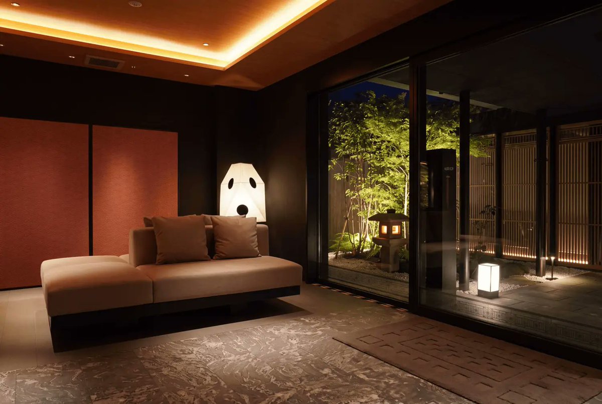 Fukuoka_leapup's tweet photo. 福岡・天神南に全14室の隠れ家ホテル
📍LOF HOTEL TENJIN SOUTH FUKUOKA がオープン！
https://t.co/y2rjzSifO0

都市型のホテルでありながら、全室約30㎡という
ゆとりある広さ。

多目的に使える「畳スペース」や、最大4名まで
宿泊できる寝具レイアウトで、ファミリーや
グループ旅行など幅広い利用スタイルに
対応しています。

気になる施設の魅力は記事で紹介🍷