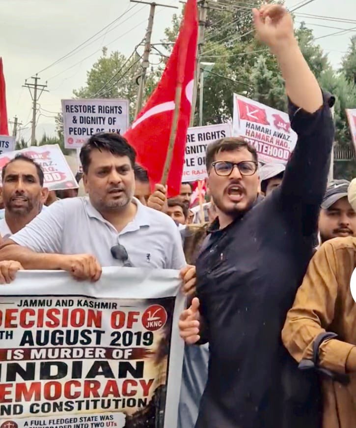 ZariIrfan's tweet photo. Today, the NC  held a protest at the Rajouri Headquarters, demanding the restoration of statehood for J&amp;k. Through this protest, we wanted to remind the Government of India to fulfill its promise and restore statehood to J&amp;k at the earliest.
@OmarAbdullah @JKNC_ @YNCJK https://t.co/M2G2HNbf2C