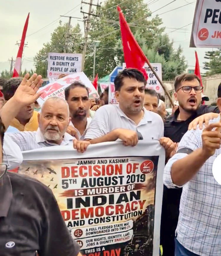 ZariIrfan's tweet photo. Today, the NC  held a protest at the Rajouri Headquarters, demanding the restoration of statehood for J&amp;k. Through this protest, we wanted to remind the Government of India to fulfill its promise and restore statehood to J&amp;k at the earliest.
@OmarAbdullah @JKNC_ @YNCJK https://t.co/M2G2HNbf2C