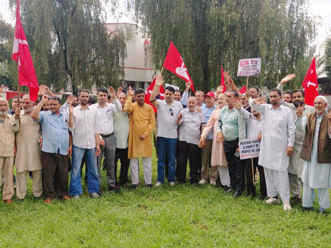 ZariIrfan's tweet photo. Today, the NC  held a protest at the Rajouri Headquarters, demanding the restoration of statehood for J&amp;k. Through this protest, we wanted to remind the Government of India to fulfill its promise and restore statehood to J&amp;k at the earliest.
@OmarAbdullah @JKNC_ @YNCJK https://t.co/M2G2HNbf2C