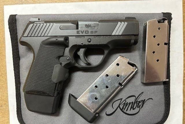 ChicagoDroryxtX's tweet photo. KIMBER EVO SP (TLE) 9MM LUGER (9X19 PARA)
KIMBER EVO SP (TLE) with marine corp insignia on barrel. crimson trace lasergrips, #usa #chicago https://t.co/fGfP6I0qJa