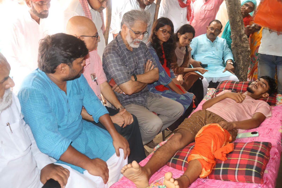 cpimlliberation's tweet photo. SIWAN POLICE FIRING | On August 5, CPI(ML) General Secretary Comrade Dipankar, State Secretary Com. Kunal, AISA leaders Danish Ali, Dhananjay, Saba Afreen, and other CPI(ML)-AISA leaders met the victims and family members of those injured in the brutal police firing during the NEET student-youth protest in Bihar.

Condemning the police violence, the deteriorating law-and-order situation, and state terror against poor people and students, CPI(ML) General Secretary said that the BJP double engine government is attempting to silence voices of dissent and democratic expression while emboldening feudal-mafia forces in the state.