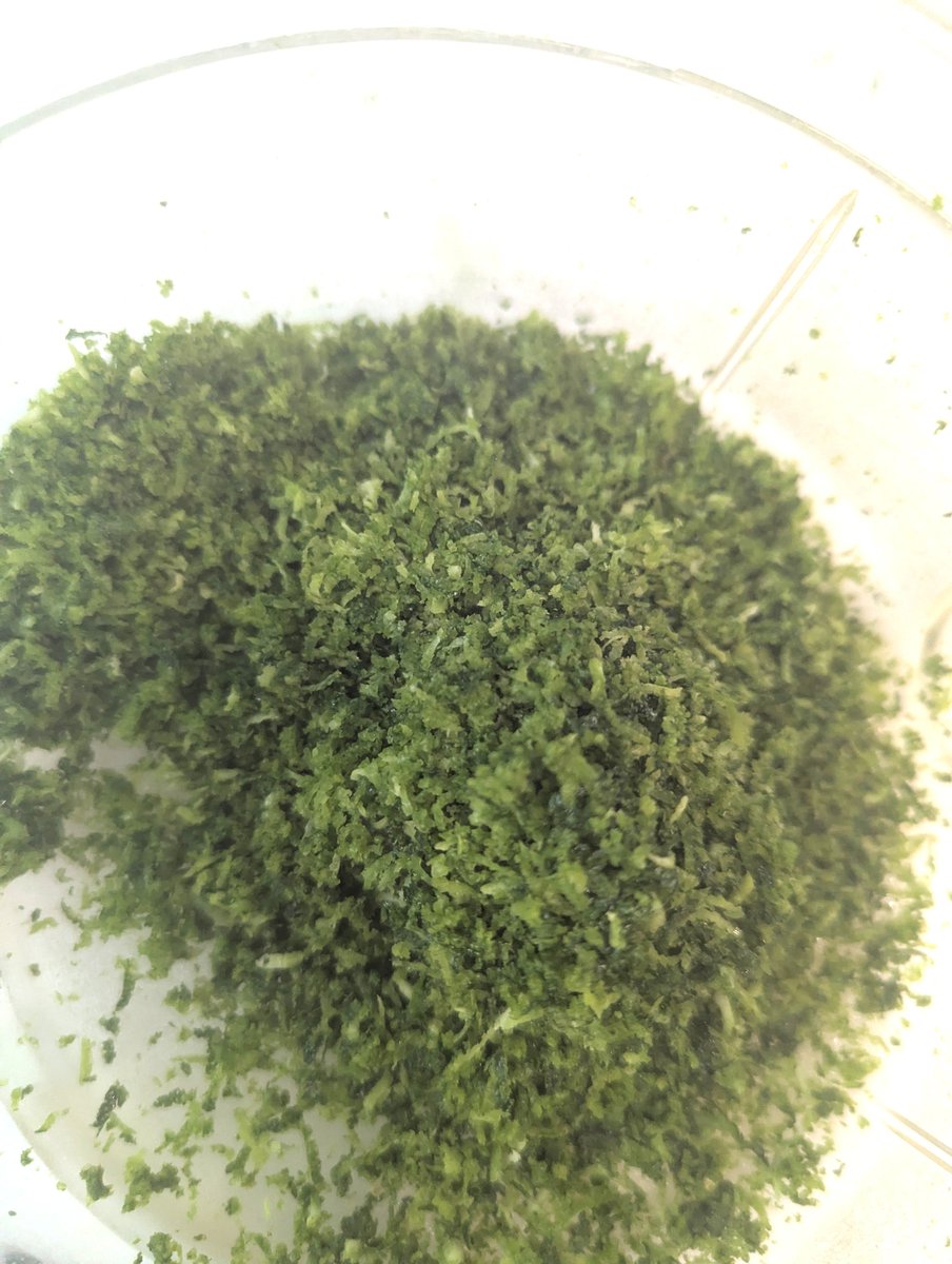 mit000tim's tweet photo. 今年も庭の青柚子を収穫したもので柚子胡椒を作りました。

青唐辛子の辛さによって、出来が変わりそう。

青唐辛子90g青柚子の皮70g塩60

１週間くらい冷蔵庫で味を馴染ませたら出来上がり

すり鉢の残りを白米と和えておむすびにしたら爽やか。
シトラスペッパーソルト https://t.co/f4R9i0irJx