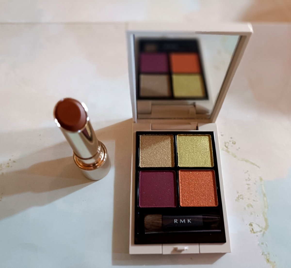 rr_cosme's tweet photo. #コスメ購入品 
✱RMK シンクロマティック アイシャドウパレット
EX-19 ステルス ＆ スパーク

✱RMK ベルベットシーン リップカラー
EX-07 マリーゴールド ミューズ

右上のゴールド、肌に載せたら思ったよりもくすんでいて、燻したような渋さのある色だった。 https://t.co/cw5j5Qlw5G