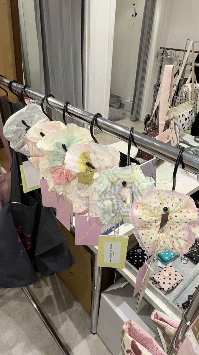 __ao_hs02's tweet photo. 60%、梅田エストでPOPUP中なんだけど、ときめく夏アイテムがたくさんで本当に可愛い〜🌻🤍

#pr https://t.co/h669Oex1Dt