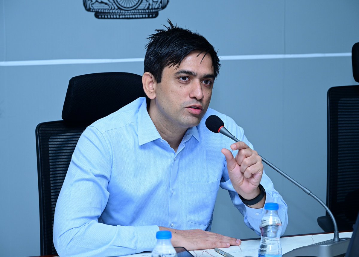 COLLECTORCTR25's tweet photo. జిల్లా జనాభా లెక్కల హ్యాండ్‌బుక్ అత్యంత ప్రామాణిక పత్రం: జిల్లా కలెక్టర్ సుమిత్ కుమార్
చిత్తూరు, ఆగస్టు 5: జిల్లా జనాభా లెక్కల హ్యాండ్‌బుక్ అత్యంత ప్రామాణికమైన పత్రమని, గ్రామాలు, పట్టణాల్లోని ప్రతి ప్రాంతం, ప్రతి రంగానికి సంబంధించిన సమగ్ర సమాచారంతోనే భవిష్యత్తు అభివృద్ధి ప్రణాళికలు రూపొందించబడతాయని జిల్లా కలెక్టర్ సుమిత్ కుమార్ తెలిపారు.
బుధవారం కలెక్టరేట్‌లోని నాగార్జున ఐఏఎస్ వీడియో కాన్ఫరెన్స్ హాల్‌లో జిల్లా జనాభా లెక్కల హ్యాండ్‌బుక్ నమోదు ప్రక్రియపై స్టాటిస్టికల్ అధికారులకు నిర్వహించిన శిక్షణ కార్యక్రమంలో ఆయన పాల్గొని మాట్లాడారు.
జనగణన–2027 సన్నాహక కార్యక్రమాలను ప్రణాళికాబద్ధంగా అమలు చేస్తూ, మండల స్థాయి అధికారులు, క్షేత్రస్థాయి సిబ్బంది సమన్వయంతో పనిచేసి నాణ్యమైన సమాచారాన్ని సేకరించాలని సూచించారు. శిక్షణ అనంతరం సేకరించిన సమాచారాన్ని సంబంధిత శాఖల ద్వారా ధృవీకరించి, జిల్లా జనాభా లెక్కల హ్యాండ్‌బుక్‌ను అత్యంత విశ్వసనీయ పత్రంగా రూపొందించాలని అధికారులను ఆదేశించారు.
ఈ కార్యక్రమంలో డీఆర్వో కె. మోహన్ కుమార్, రాష్ట్ర సెన్సస్ విభాగ సహాయ సంచాలకులు సుప్రజ, స్టాటిస్టికల్ ఇన్వెస్టిగేటర్ లక్ష్మీకళ తదితరులు పాల్గొన్నారు.
