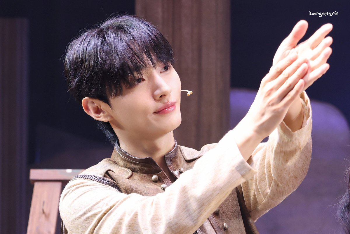 roongnergy38's tweet photo. 너무 반짝거려･:*:･ﾟ✧

260804 소년의 초상 커튼콜데이
#소년의초상 #윤지성 #Yoonjisung https://t.co/7sRl9Wu86b