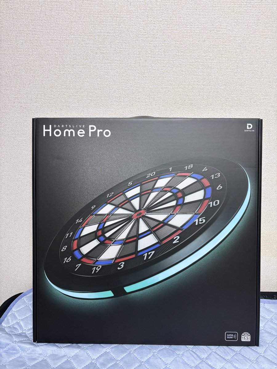qqm_jr's tweet photo. 昨日DARTSLIVEHOMEPROをネット注文して今日受け取れた🎯
 後はスタンドをRUITZERに変えたいけど金銭的余裕が…
 #ダーツ https://t.co/Qb0HAuhXSP