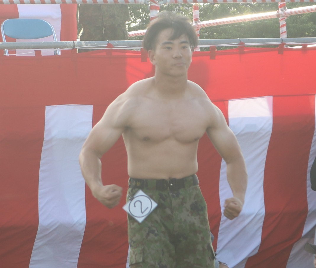 JGSDF_MatudoSta's tweet photo. 【#新隊員 教育隊】
#２高群 は7月25日(土)に催された #松戸駐屯地 盆踊り大会に参加しました。
新隊員のご家族を駐屯地ツアーにご招待し、自衛隊の活動や勤務環境等を知って頂きました。また、教育隊助教と新隊員有志3名がイベントの『#筋肉 まつり』に出場しました。とても楽し��時間を過ごしました! https://t.co/E2d5L73ZI2