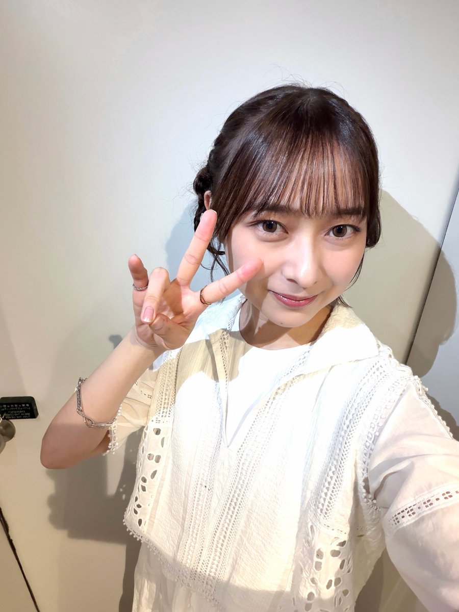 Gukky13's tweet photo. 白いワンピースも髪型もとても素敵です！

＃鈴木絢音
＃絢音ちゃんむ https://t.co/2Ld8cCxAi9