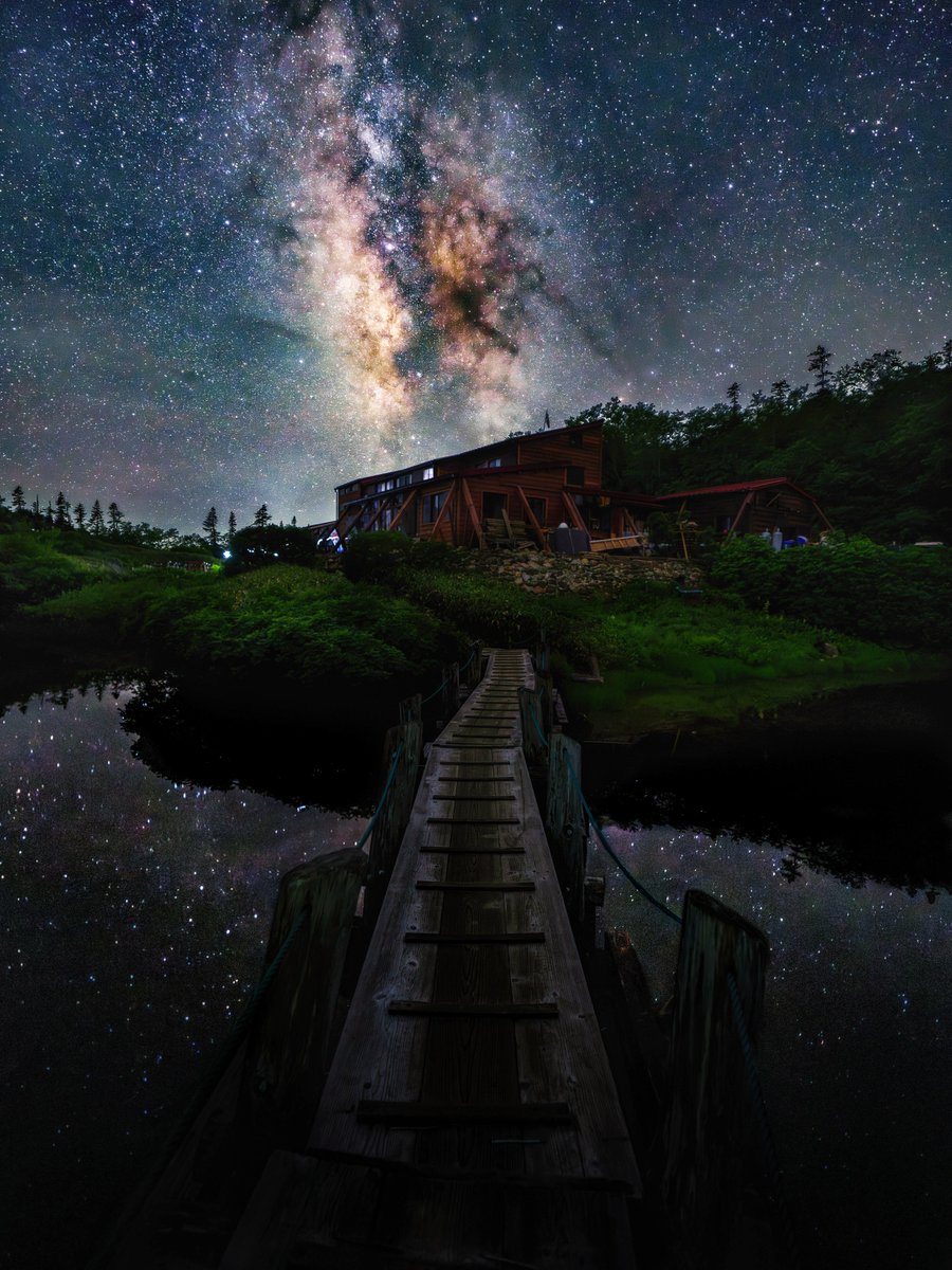 haruhara_kun's tweet photo. 岐阜県にある鏡のような池、まるで宇宙に浮かんでるみたい。 https://t.co/Wl6jFVPu9f
