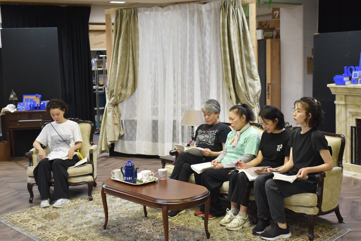 TomprojectInfo's tweet photo. *＼開幕まで残り2週間！／*

「#沼の中の淑女たち」開幕に向けて稽古が進んでおります！

追加公演チケット・「推し招木」はまだまだ販売中！
→https://t.co/GvQnviE9Qs

地方公演各地でも完売続出しているとのこと、ありがとうございます💙
淑女一同、劇場でお会いできる日を楽しみにしております！ https://t.co/uJRQhNuLYD