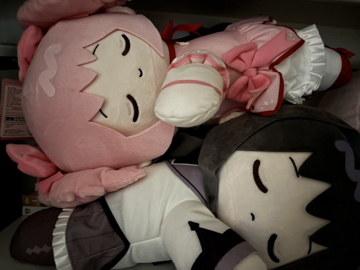 viseuljin's tweet photo. @SEONGHYEON_1201 i have them!! the quality is really good and the details are also so good! 100% worth it https://t.co/WzdYBrxpWM
