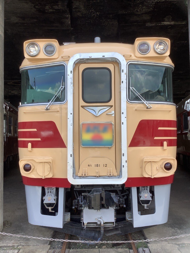 Okayama_JR's tweet photo. ＼8月転車台実演のお知らせ／
津山まなびの鉄道館8月の転車台実演は8日(土)、9日(日)じゃ！今回はキハ181を載線するんじゃ🚋
京都と山陰を結んだあの列車のヘッドマークを装着するぞ！他にもキハ28・58の屋外展示やキハ33の一部車内見学もやるんじゃ✨みんな津山にきんちゃい🐻
↓詳細はリプ欄へ↓ https://t.co/iP21tyVNGe