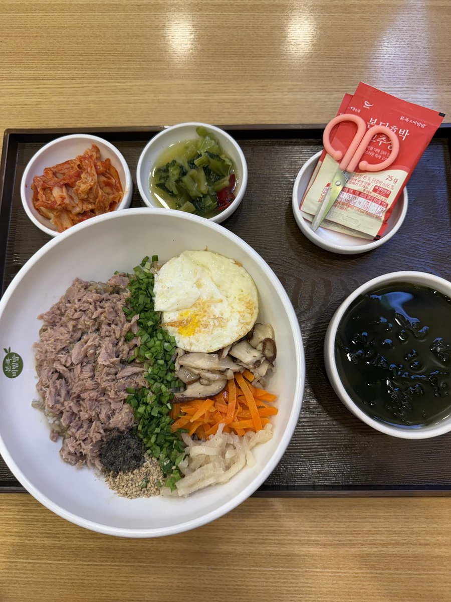 pinkwgreen's tweet photo. 내 소울푸드 참치야채비빕밥 🍚
든든하게 먹고 다음 일정 하러 가봅세다 https://t.co/38Eg4XieVz
