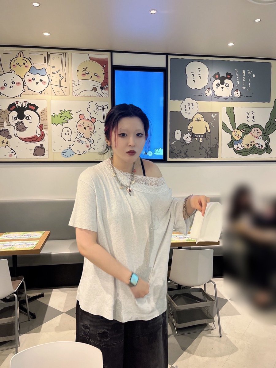 aoiciworks's tweet photo. 映画ちいかわ　レストランにオシャレして行ったら服に貝汁全部こぼして、味自慢で帰ったオタクいますか、ってかいねえか、ハハ https://t.co/cM2ioI74pj