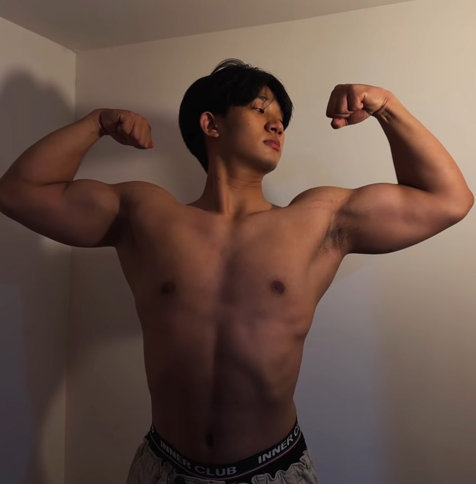 mimxlio's tweet photo. Kamu lebih suka cowok badan sangat bagus tapi agak femboy atau badan cukup lumayan bagus tapi manly? https://t.co/XJRp4dWplq